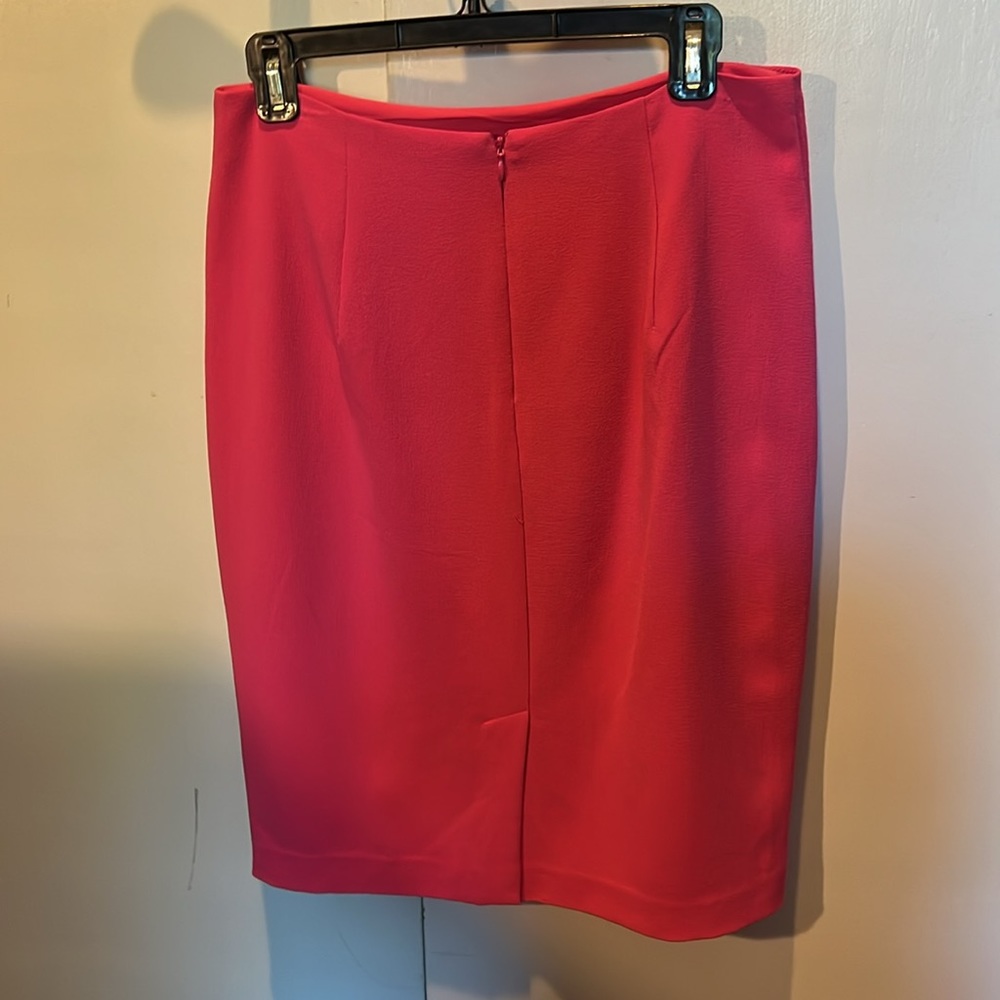 Banana republic factory knee length pencil hot pink skirt, size 8 - Picture 2 of 2